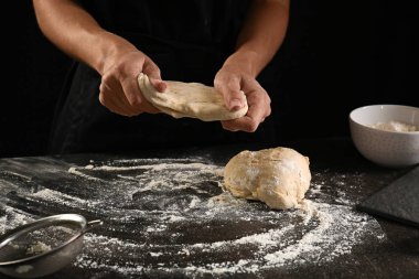 Kadın için mutfak masasında ekmek hamur yoğurma