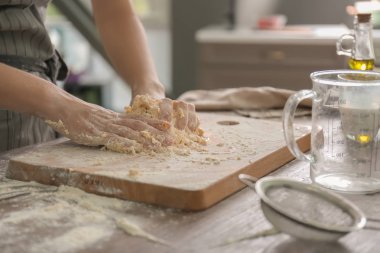 Kadın mutfakta masada ekmek hamur yapma