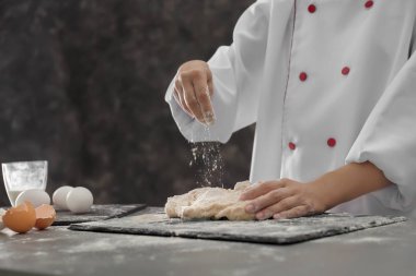 Un hamur mutfakta yağmurlama Şef