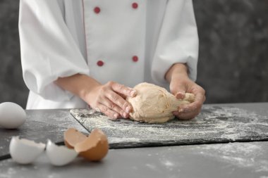 Şef mutfak masasında ekmek hamur yoğurma