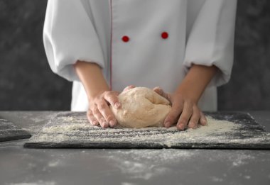 Şef mutfak masasında ekmek hamur yoğurma