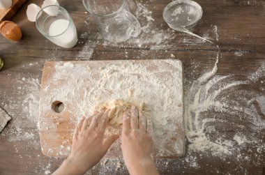 Kadın için mutfak masasında ekmek hamur yoğurma