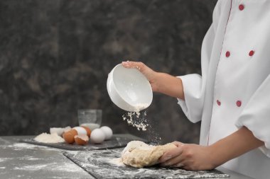 Un hamur mutfakta yağmurlama Şef