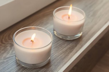 Pencere kenarında mum yakma