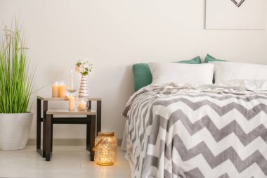 Yanan mum yatak odası iç