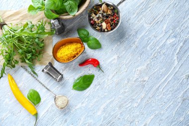 Ahşap masa üzerinde otlar ile çeşitli baharatlar