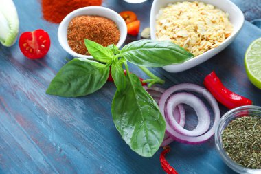 Ahşap arka plan üzerinde sebze ile çeşitli baharatlar