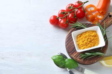 Ahşap arka plan üzerinde sebze ile çeşitli baharatlar