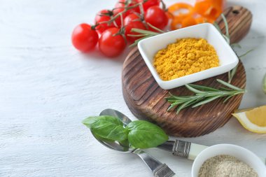 Ahşap arka plan üzerinde sebze ve otlar ile çeşitli baharatlar