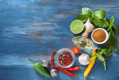 Ahşap arka plan üzerinde sebze ve otlar ile çeşitli baharatlar