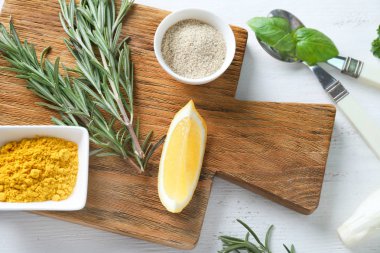 Ahşap arka plan üzerinde otlar ile çeşitli baharatlar