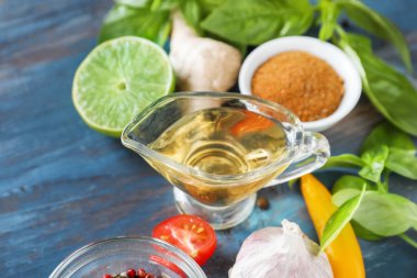 Sos tekne ile petrol otlar ve baharatlar ahşap tablo