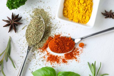 Ahşap arka plan üzerinde otlar ile çeşitli baharatlar