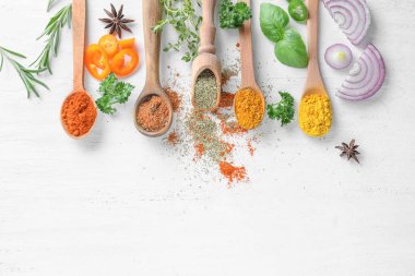 Ahşap arka plan üzerinde otlar ile çeşitli baharatlar