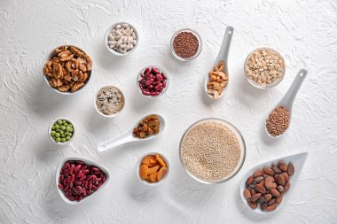 Açık renkli çeşitli sağlıklı ürünler