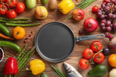 Kızartma tavası ahşap arka plan üzerinde çeşitli sağlıklı ürünleriyle