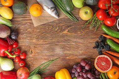 Ahşap arka plan üzerinde çeşitli sağlıklı ürünler