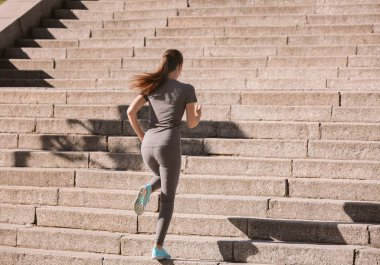 Açık havada antrenman yapan genç bir bayan.