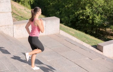 Açık havada antrenman yapan genç bir bayan.