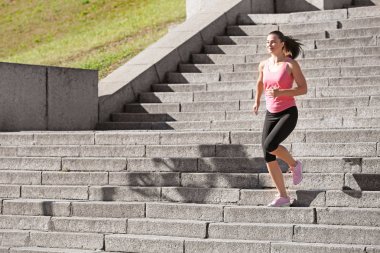 Açık havada antrenman yapan genç bir bayan.