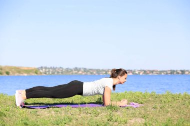 Açık havada antrenman yapan genç bir bayan.
