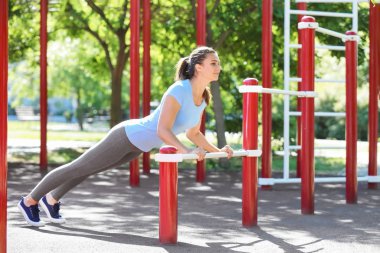 Sportif genç kadın atletik alan açık havada üzerinde eğitim