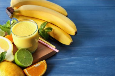 Bardak taze lezzetli smoothie ve maddeler tablosundaki