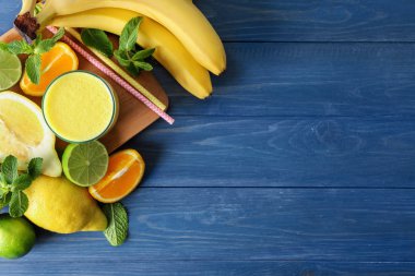 Bardak taze lezzetli smoothie ve maddeler tablosundaki