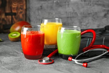 Gözlük taze lezzetli smoothies ve masada stetoskop ile. Sağlık kavramı