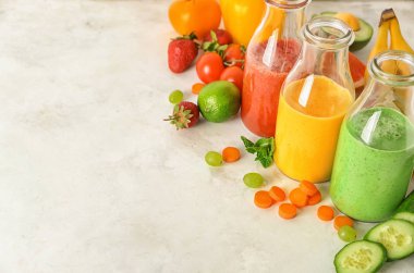 Taze lezzetli smoothies ve maddeler tablosundaki şişe