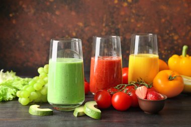 Gözlük taze lezzetli smoothies ve malzemelerin üzerine tablo ile