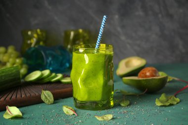 Cam lezzetli güler yüzlü ve maddeler tablosundaki