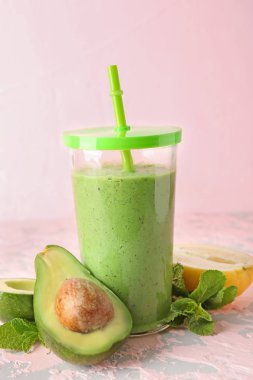 Cam masa üzerinde taze avokado güler yüzlü