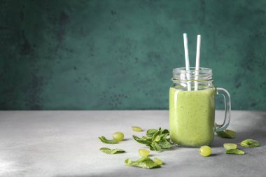 Mason kavanoza masada lezzetli güler yüzlü ile