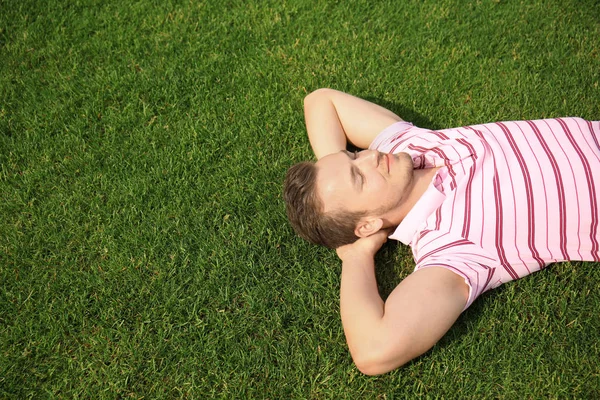 Jeune Homme Relaxant Sur Herbe Verte Extérieur — Photo