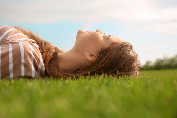 Jovem Mulher Relaxante Grama Verde Livre — Fotografia de Stock