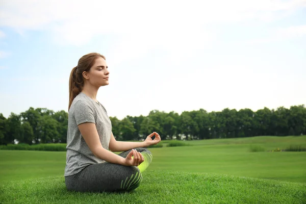 Mujer Joven Practicando Yoga Parque — Foto de Stock