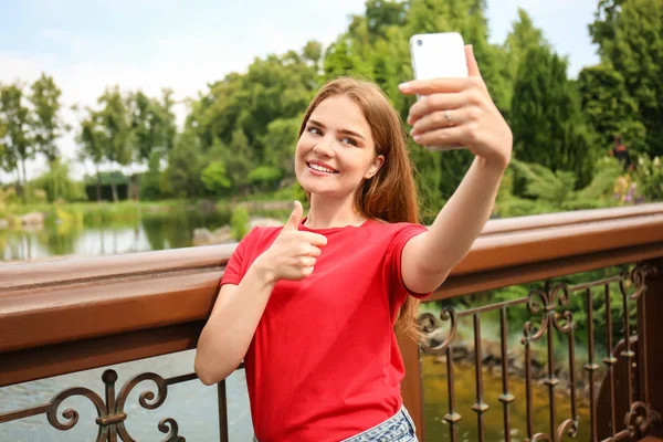 Young Woman Taking Selfie Outdoors — Stock Photo, Image