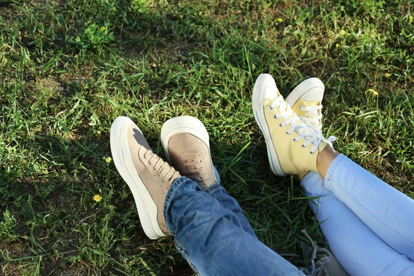 Nogi Szczęśliwa Para Leżąc Trawie Parku — Zdjęcie stockowe