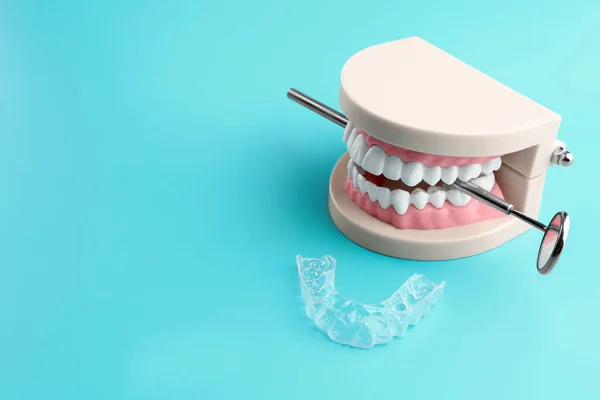 Τεχνητή Σιαγόνα Οδοντικός Καθρέφτης Και Νάρθηκας Σύγκλεισης Χρώμα Φόντου — Φωτογραφία Αρχείου