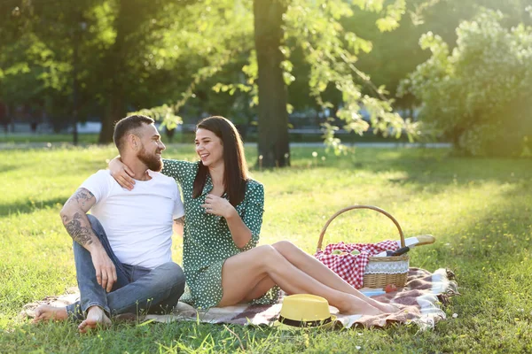 Boldog Pár Birtoklás Piknik Parkban Tavasz — Stock Fotó