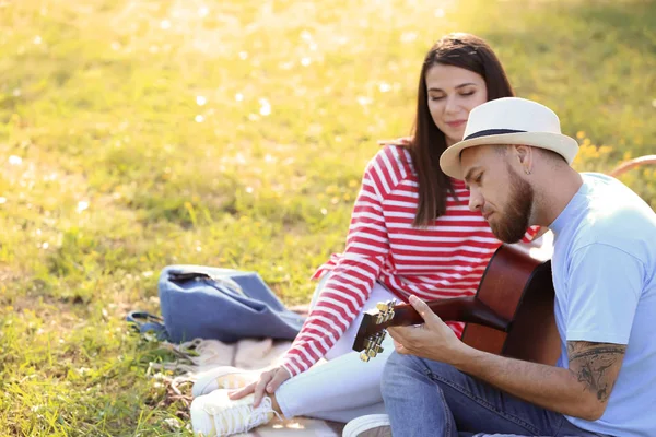 Szczęśliwa Para Gitara Parku Dzień Wiosny — Zdjęcie stockowe