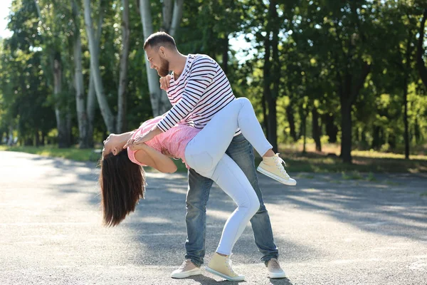 Casal Feliz Dançando Parque Dia Primavera — Fotografia de Stock