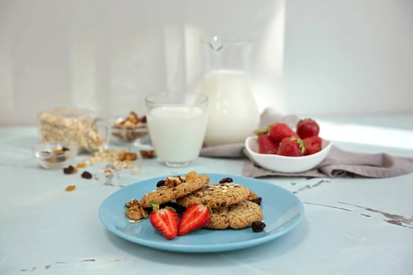 Plate Delicious Oatmeal Cookies Fresh Strawberry Table — Stock Photo, Image