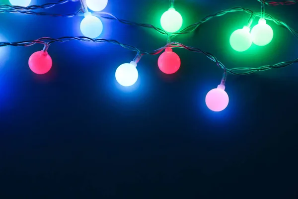 濃い色の背景にクリスマス ライト — ストック写真