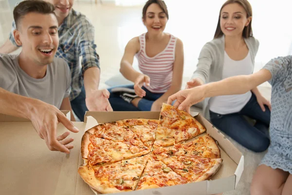 Jovens Tomando Fatias Pizza Saborosa Dentro Casa — Fotografia de Stock