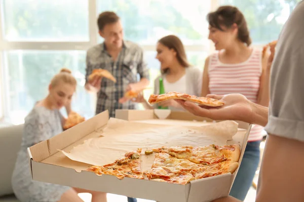 Jóvenes Divirtiéndose Fiesta Con Deliciosa Pizza Interior — Foto de Stock
