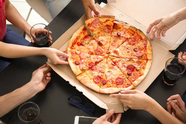 Jugendliche Nehmen Heiße Leckere Pizza Aus Pappschachtel — Stockfoto