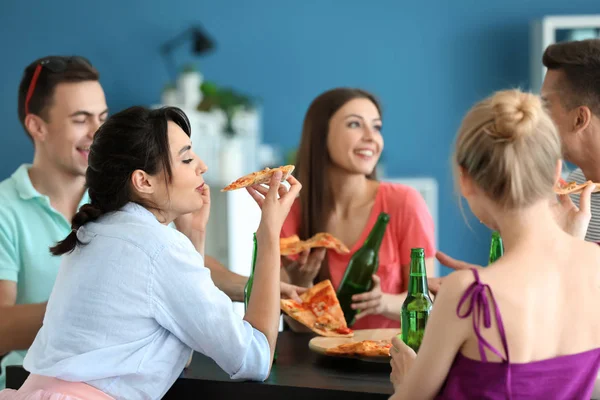 Jonge Mensen Plezier Feestje Met Heerlijke Pizza Binnenshuis — Stockfoto