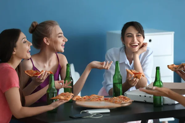 Jovens Divertindo Festa Com Deliciosa Pizza Dentro Casa — Fotografia de Stock